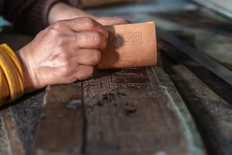 Hands of an artisan embossing in leather Foto stock