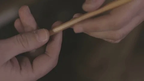 Hands of an artist with a pencil 库存影片 73364617