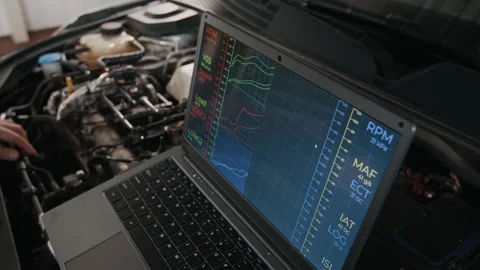 Hands of Auto Mechanic Checking Pumps while Detecting Faults with Computer Vídeos de archivo 329410016