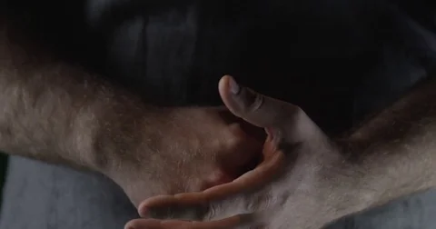 The hands of a baker. Shake your hands of flour Vidéo 75316283