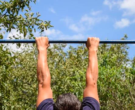 Hands on the bar close-up. The man pulls himself up on the bar. Foto stock