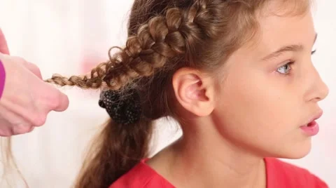 Hands of barber making beautiful braid for pretty girl Vídeos de archivo 57172960