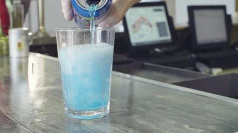 Hands of bartender preparing cold drinks Video stock 80144674