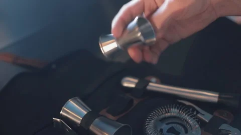 Hands of a bartender raise a measuring cup or jigger, closeup Vídeo Stock 128071106