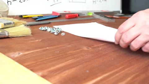 The hands begin to draw the figure 4K Stock-Footage 86339157