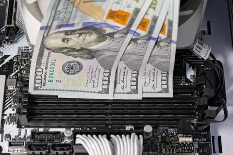 Hands in black gloves inserting 100-dollar bills into empty RAM slots on a .. Stockfoto's