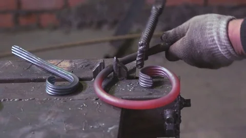 Hands of blacksmith making an iron fence 库存影片 81239657