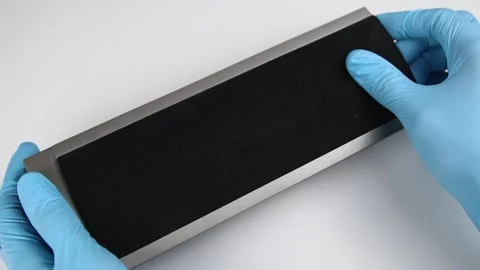 Hands in blue gloves gently remove the lid from the music speaker. FullHD Vídeos de archivo 141172407