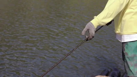 Hands of boat man in lake pulling the rope 库存影片 79312694