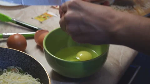 Hands break eggs Stock-Footage 94166356