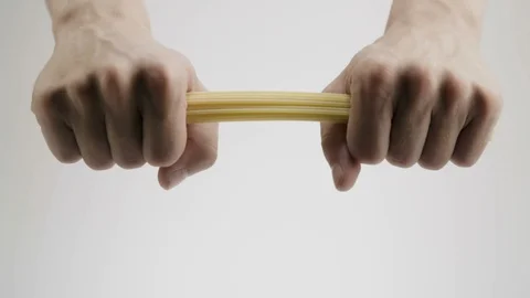 Hands breaking spaghetti, noodles in half Vidéo 100024980