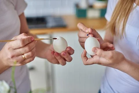 Hands with brush painting eggs for easter holiday 库存照片