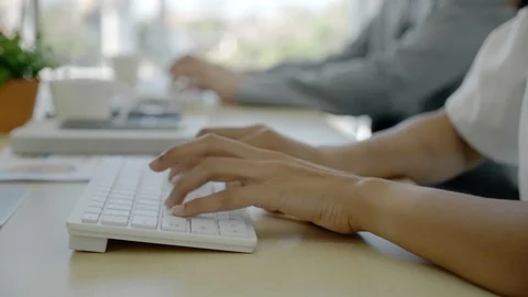 Hands of business people are using laptop to work in modern offices. Vidéo 125529338