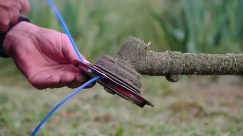 Hands change the nylon thread in the reel in the gas cartridge 库存影片 196816800