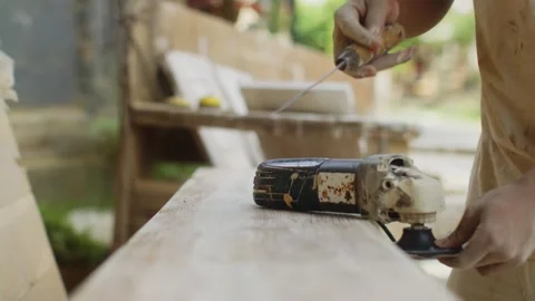 Hands changing sandpaper on a sanding machine, sandpaper, replacing consumables Vidéo 256548258
