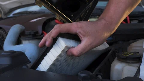 Hands checking air filter close up Vidéo 107612362