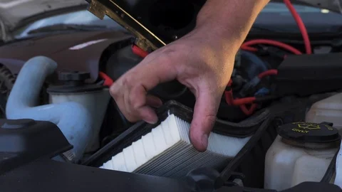 Hands checking air filter slow motion close up Vídeos de archivo 107611612