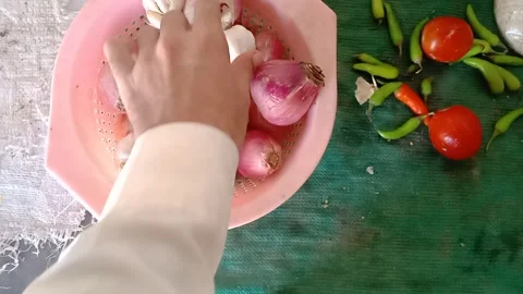 Hands Checking Fresh Vegetables Vídeos de archivo 346990375