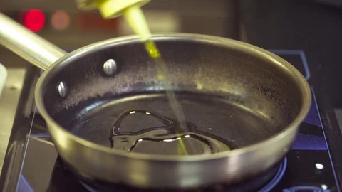 Hands of the chef putting slices of liver on a pan Video stock 83637764