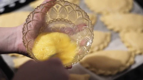 Hands of the chef whip the egg in a bowl Vídeos de archivo 87859611