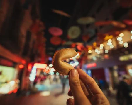 Hands with a Chinese cookie Foto stock