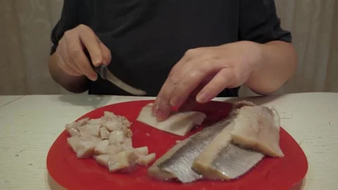Hands chopping fish fillet into cubes Vidéo 342362241