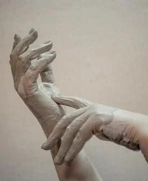 Hands in clay after working at the potter's wheel, close-up Foto stock