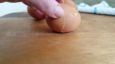 Hands clean the egg Stock Footage 90064817