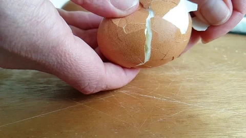 Hands clean the egg Stock Footage 90064979