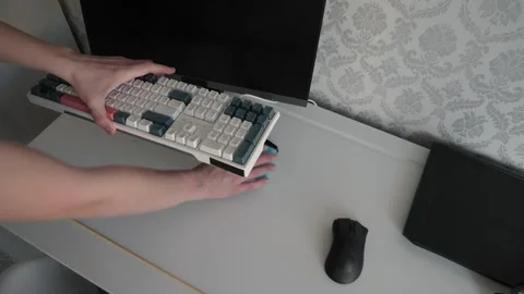 Hands cleaning workspace Vidéo 336344473