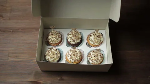 Hands close a box of cupcakes 스톡 동영상 60763005