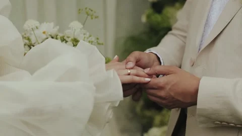 Hands close-up, bride and groom holding hands and exchanging wedding rings Stock-Footage 307918370