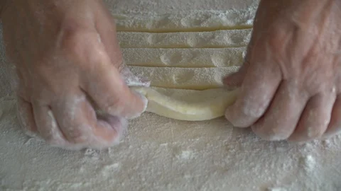 Hands close up modeling pasta Stockbeeldmateriaal 128988120