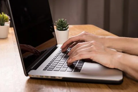 Hands close-up. Working on a computer, laptop. Office background. Online work Foto stock