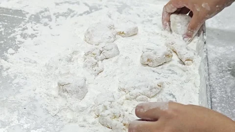 Hands coating chicken pieces with white flour for deep frying. 库存影片 344035760