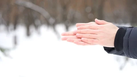 Hands in cold winter Vídeo Stock 98736932