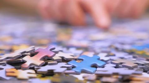 Hands collect puzzles. Teamwork. Way to success. Happy family is engaged in self Vídeos de archivo 132465082