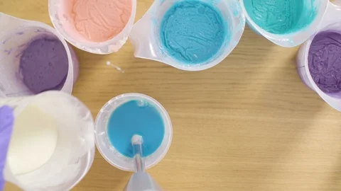 Hands of confectioner mixing components for mirror glaze 스톡 동영상 98169377