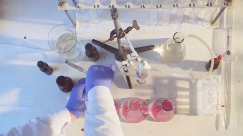 Hands connect the device for blowing the solution Video stock 91609908