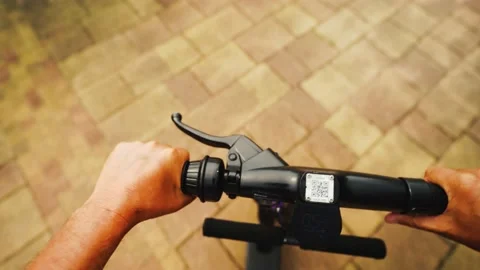 Hands control the electric scooter, the beginning of movemen Video stock 158992169
