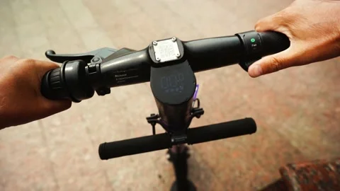 Hands control the electric scooter, start of movement, slow motion Video stock 158992124