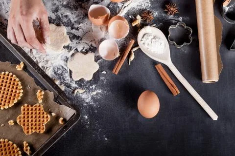 Hands of cook, making a waffles on blackboard from the top Foto stock