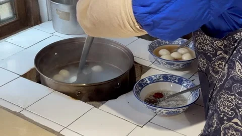 Hands Cooking Dumplings Boiling Pot 動画素材 337860928