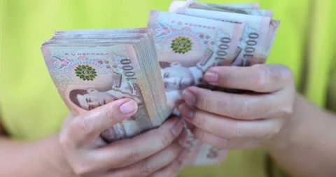 Hands counting 1000 Thai baht banknotes, large money, cash, wealth, savings Stock Footage 335475646