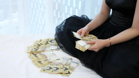 Hands Counting Crisp South Korean 50,000 Won Banknotes 库存影片 345449852