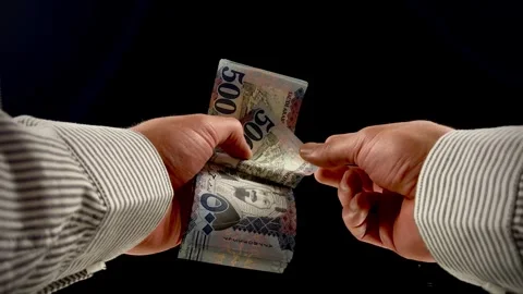 Hands counting Saudi Arabian Riyal banknotes on black background Vídeo Stock 334121003