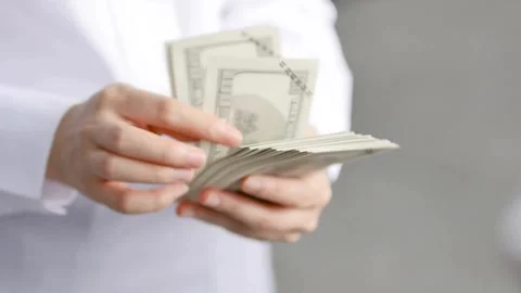 Hands Counting Stack of Hundred Dollar Bills in Close-Up 库存影片 319416607