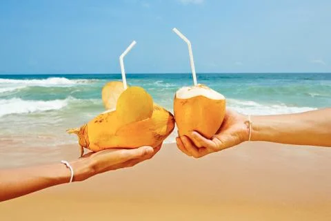 Hands of the couple with coconut drinks Stock-Fotos