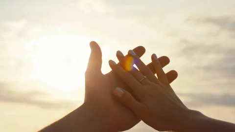 Hands of a couple in love 動画素材 101484018