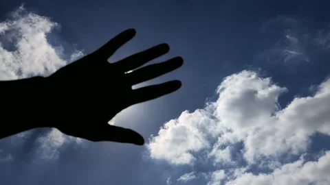 Hands covering the sun while Clouds passing by in the blue sky Stock-Footage 147698979